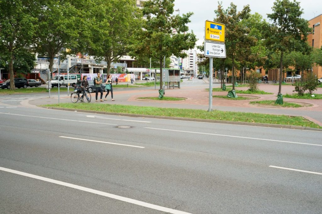 Auf dem Radweg an der Fössestraße Ecke Blumenauer Straße laufen häufig Gehende
