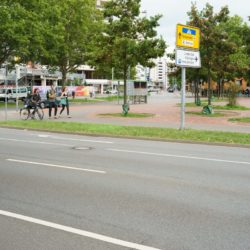Auf dem Radweg an der Fössestraße Ecke Blumenauer Straße laufen häufig Gehende