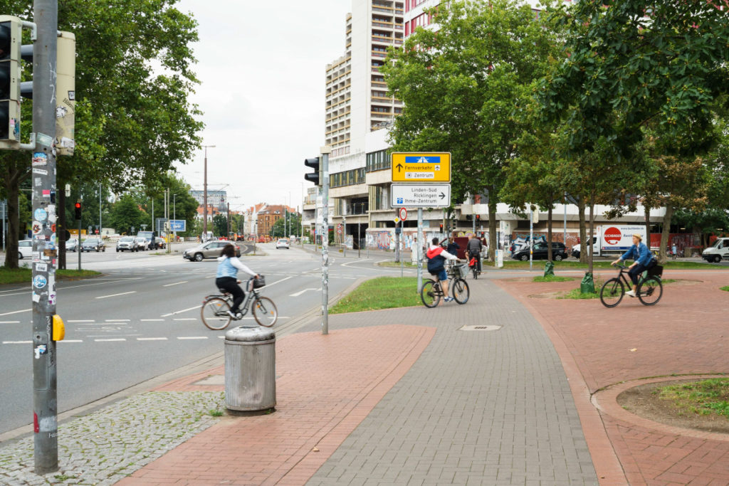 Auf der Ecke Blumenauer Straße-Fössestraße überschneiden sich Verkehrsströme