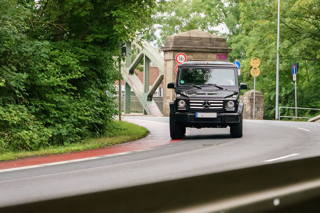 Autos schneiden in der Kurve den Behelfsweg