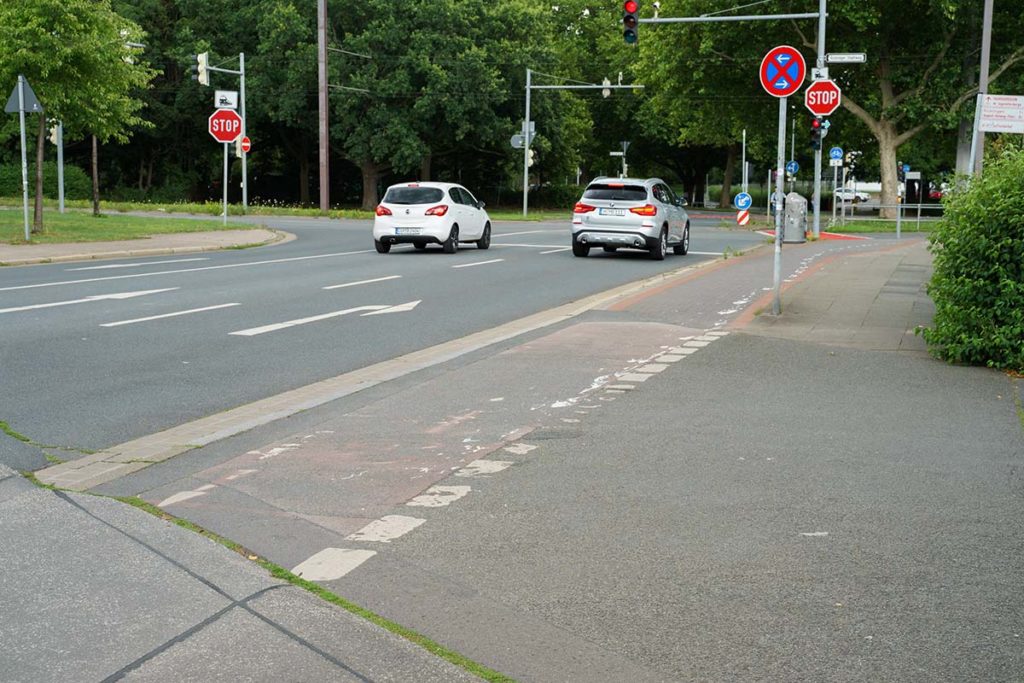 Abgenutzte Radwegmarkierung am Fischerhof