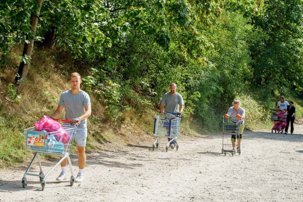 Auch Mehrere Einkaufswagen wurden geborgen