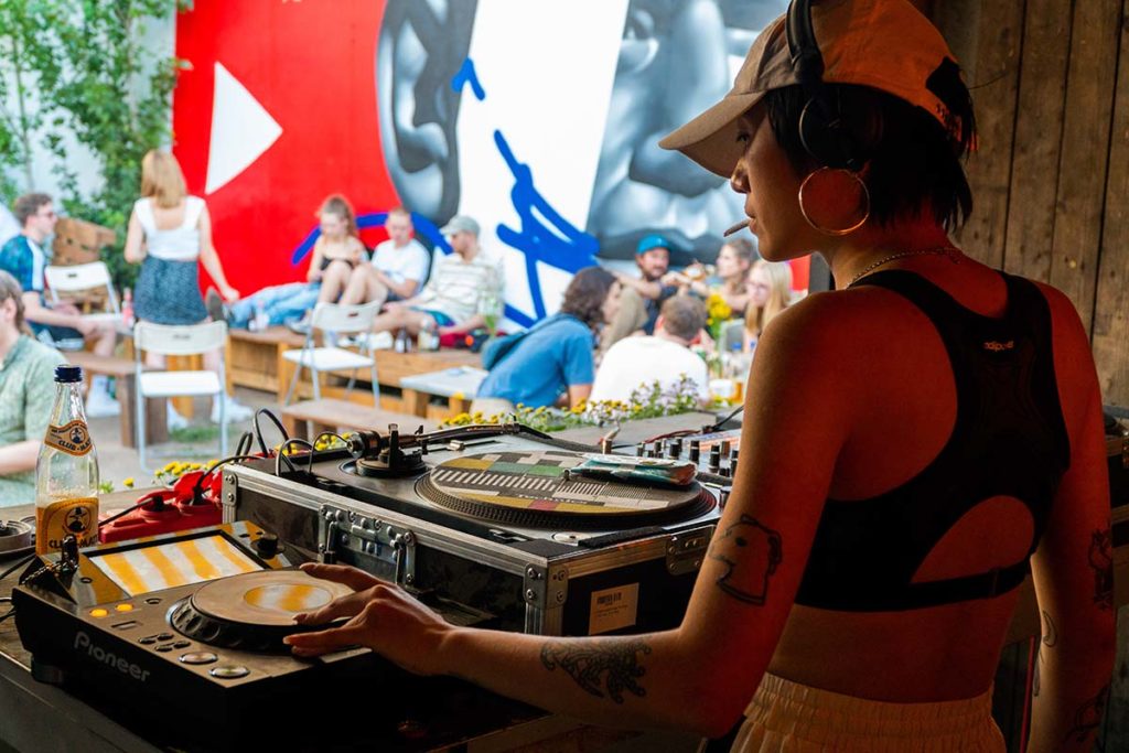DJane im Kulturhafen