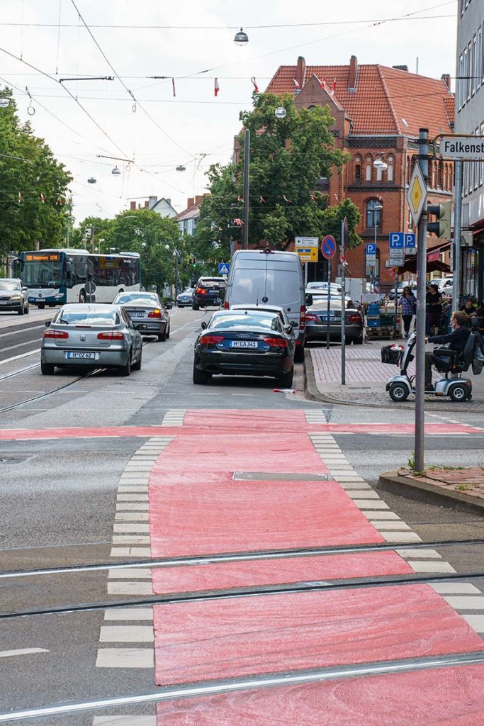Fahrradspur endet in Parkenden Autos
