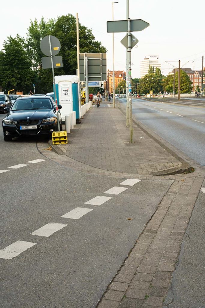 Verkehrsinsel Spinnereistraße vor dem Heizkraftwerk