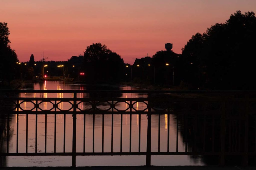 Lichtspiel bei Sonnenuntergang am Ihmeufer