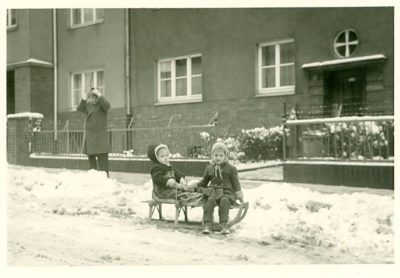 Deti 1958 mit Nachbartochter Reni, und Schlittenzieher Papa im Hintergrund