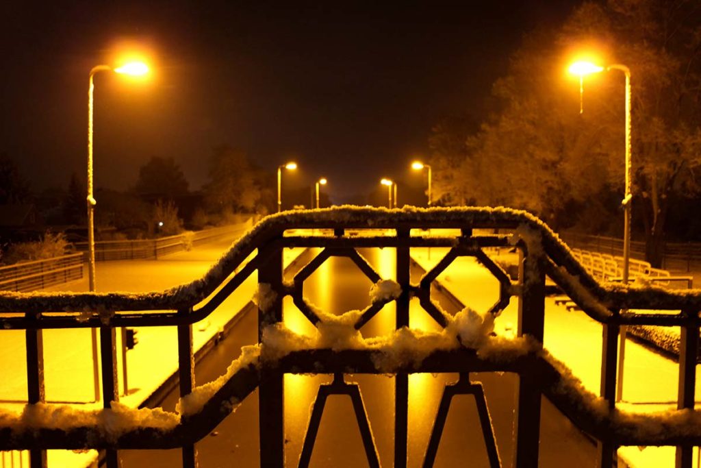 Schleuse im Winter mit Schnee bei Nacht.