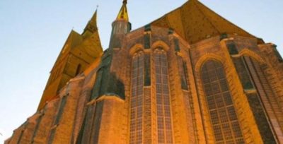 Orange beleuchtete Marktkirche