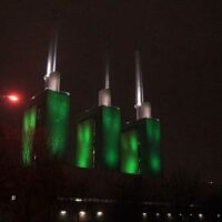 Licht-Feuerwerk in Silvesternacht 2020 am Heizkraftwerk Linden