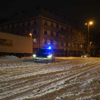 Bergungsdienste streiten sich um im Schnee festgefahrenen Lkw