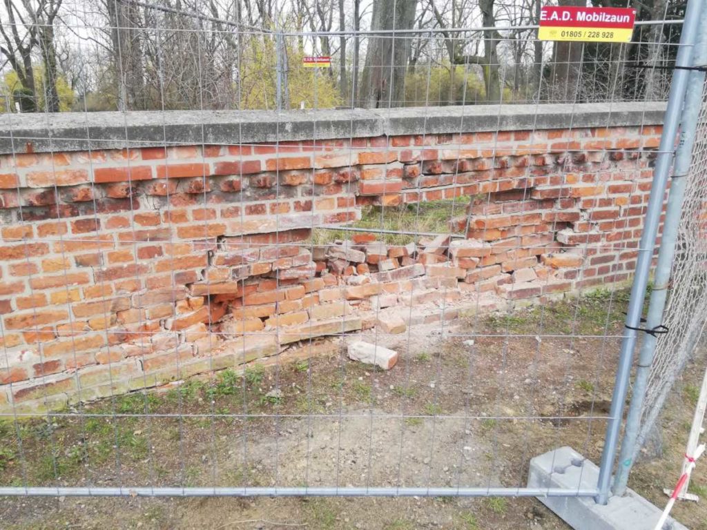Beschädigte Friedhofsmauer