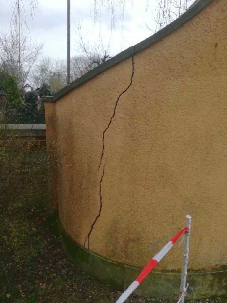 Riss in Friedhofsmauer