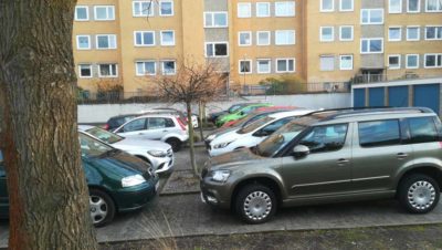 Parkplatz mit Autos