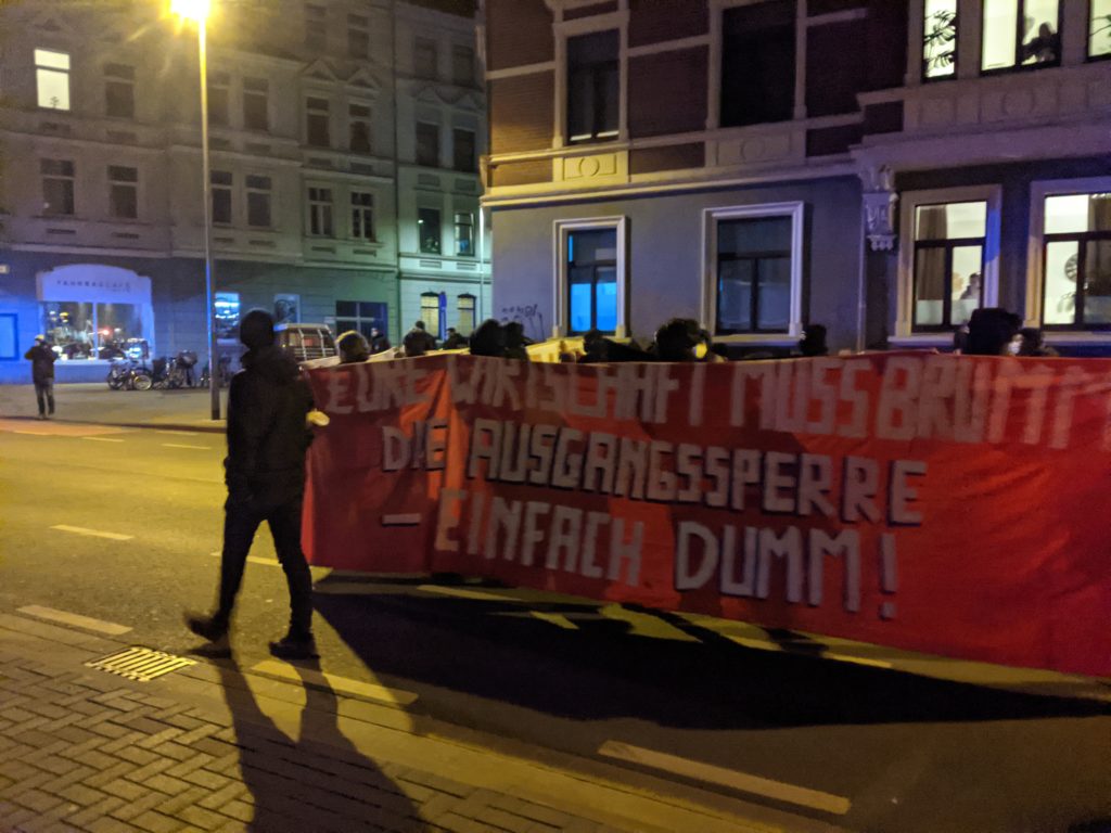 Banner gegen die Ausgangssperre