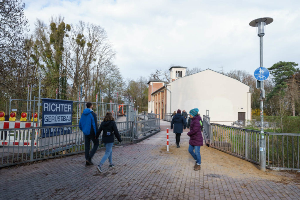 Spaziergänger nutzen die sanierte Brücke