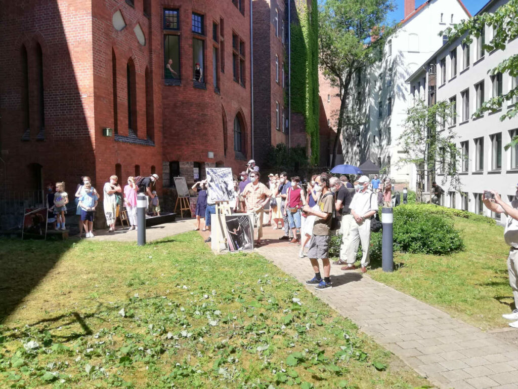Besucher im Innenhof Rathaus Linden