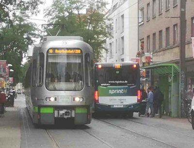 Üstra Linie 10 und Regio Bus 700