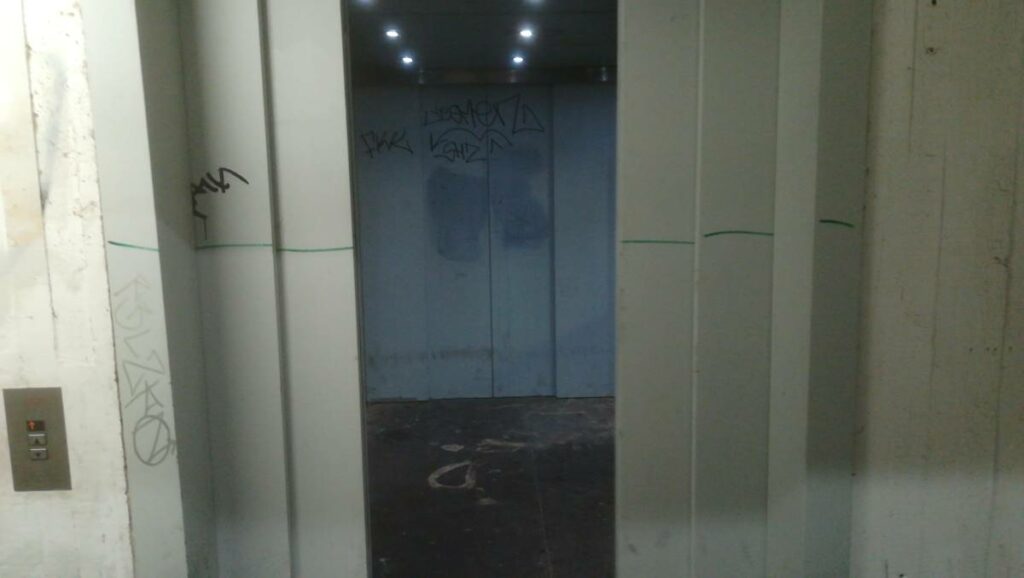Aufzug zum Bürgeramt Ihmeplatz 2