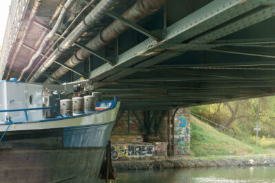 Schiff touchiert Brücke