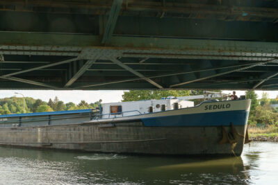 Schiff unter der Brücke