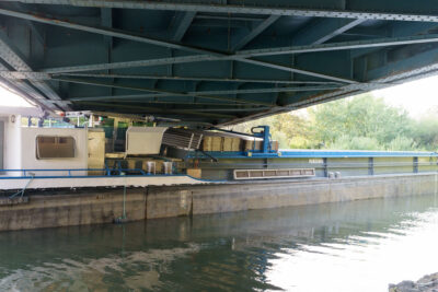 Keine Handbreit zwischen Schiff und Brücke