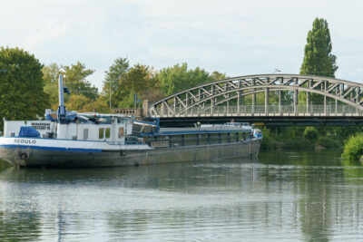 Binnenschiff fährt auf Brücke zu