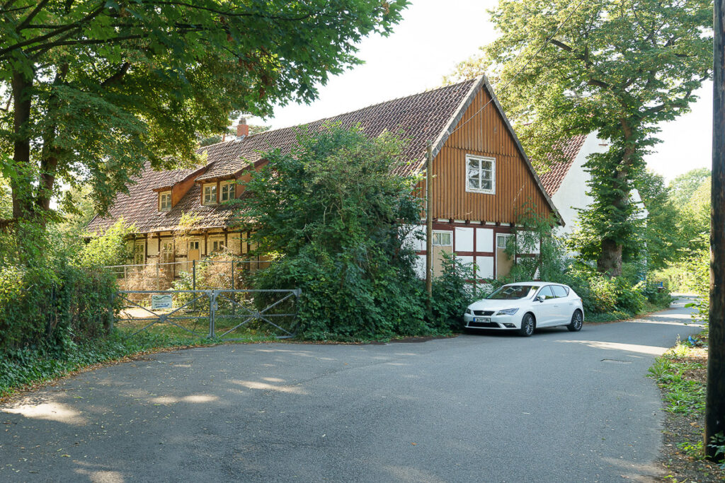 Wasserskiclub, Blick von der Straßenseite