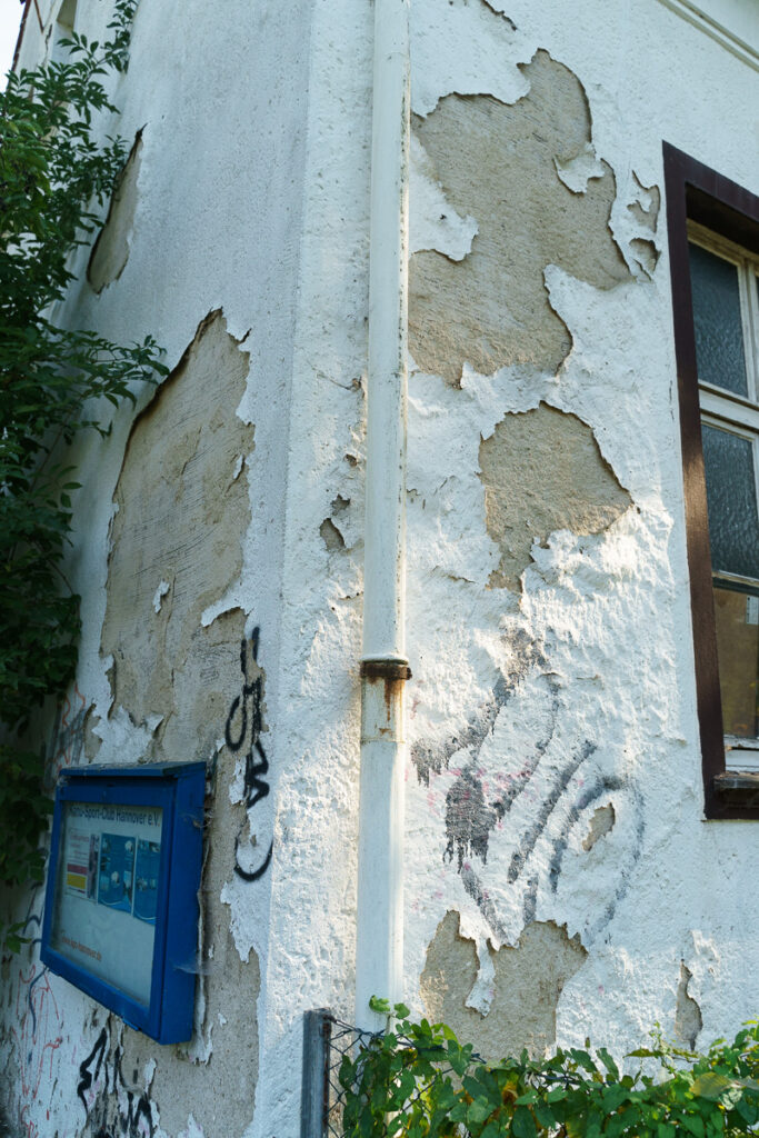 Deutlich sichtbare Schäden am Gebäude