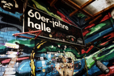 Eingangstür der 60er-Jahre-Halle auf dem Faust-Gelände