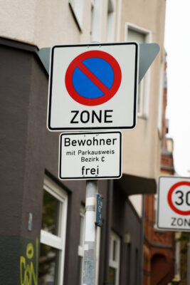 Schild weist Bewohnerparkzone aus