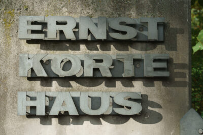 Schild „Ernst-Korte-Haus" am Eingangstor