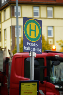 Schild mit Aufschrift „Ersatzhaltestelle“