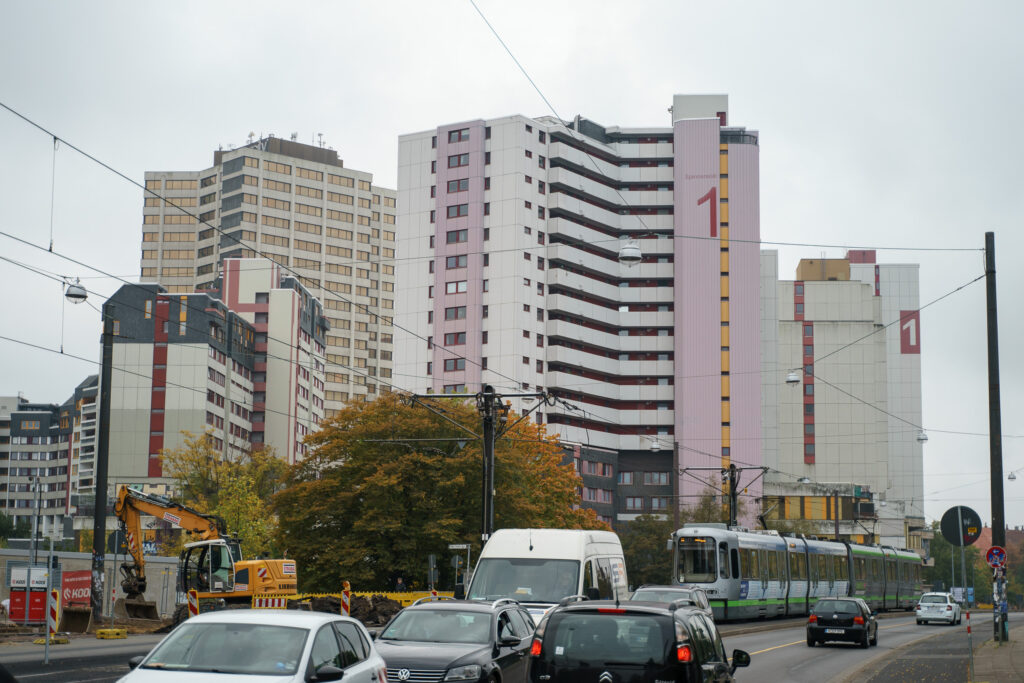 Ihme-Zentrum von der Brücke der Spinereistraße aufgenommen. Stadtbahn und Autos im Vordergrund.