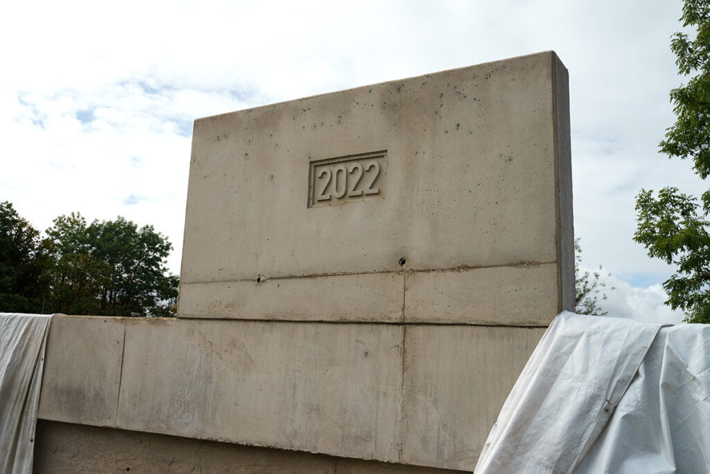 Jahreszahl 2022 im Beton