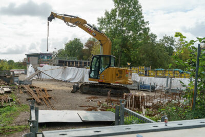 Blick durch den Bauzaun über die Baustelle