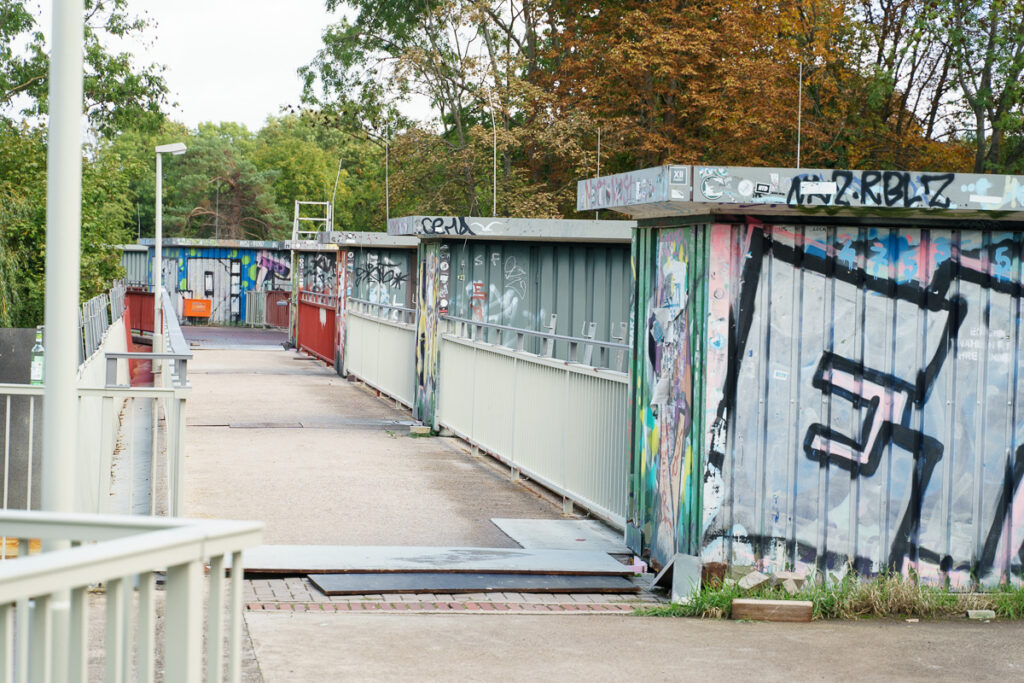 Überholte Brückengeländer teilweise schon mit neuer Erhöhung