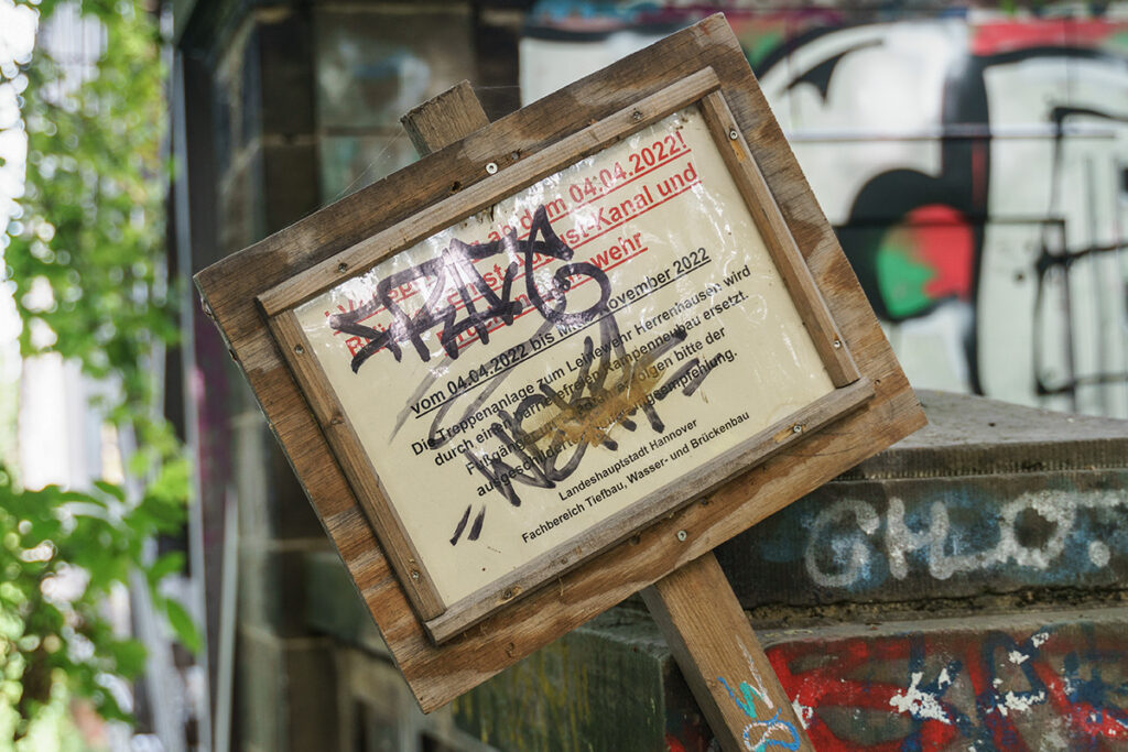 Schild an der Baustelle zeigt ursprünglichen Zeitplan