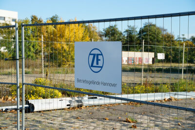 Schild Aufschrift „ZF Betriebsgelände am Zaun