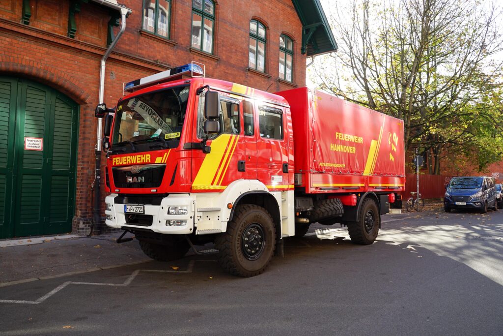 Spezialfahrzeug der Ortsfeuerwehr für Dekontamination vor der Wache in der Teichstraße abgestellt.