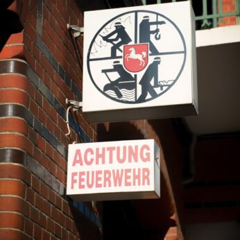 Schilder an der Wache