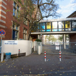 Eingang des Gymnasiums Helene-Lange-Schule