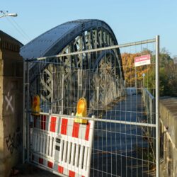 Der Fußweg auf der nördlichen Seite der Kanalbrücke der Wunstorfer Straße ist mit Absperrmaterial und einem bauzan abgesperrt.