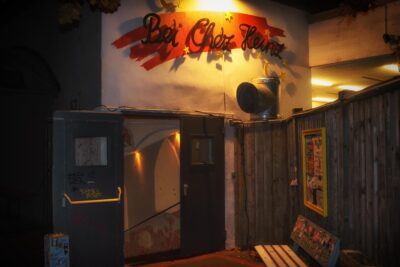 Eingangstür des Clubs "Bei Chez Heinz"
