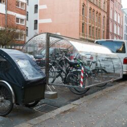 Fahrrad-Unterstand am Straßenrand der Wittekindstraße aus Plexiglas mit Fahrrädern