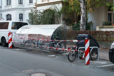 Fahrrad-Unterstand am Straßenrand der Wittekindstraße aus Plexiglas mit Fahrrädern