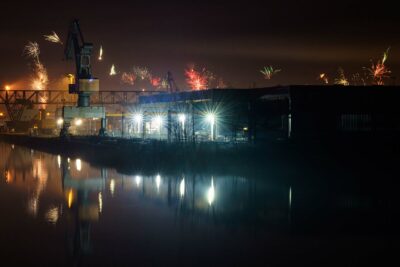 Bild zeigt den Lindener Hafen. Im Hintergrund Feuerwerk zu sehen.