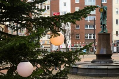 Lindener Marktplatz mit Weihnachtsbaum