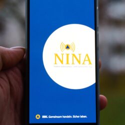 Mobiltelefon zeigt die NINA Warn-App an
