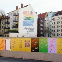 Bauzaun mit Plakaten mit Aufschrift „Eleonorenhof“